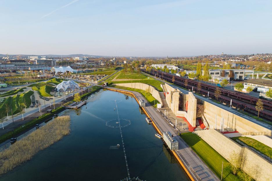 Karlssee mit Felsenufer