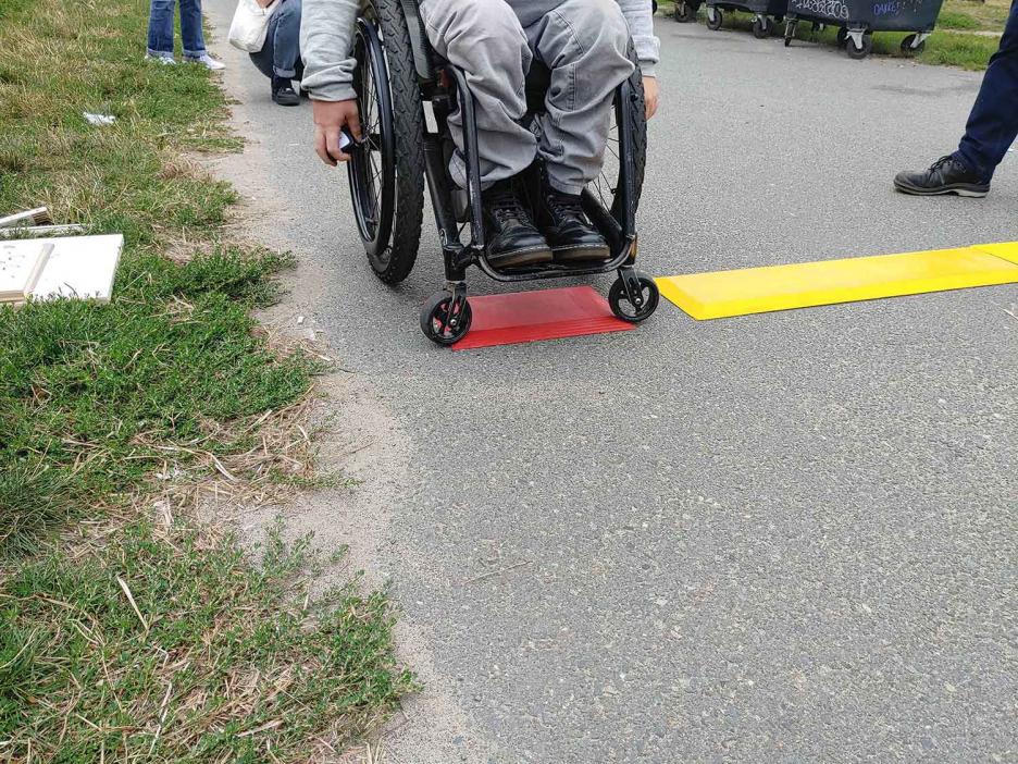 Erprobung und Bemusterung der Bodenschwellen zur Stärkung der Achtsamkeit der Besucher/innen